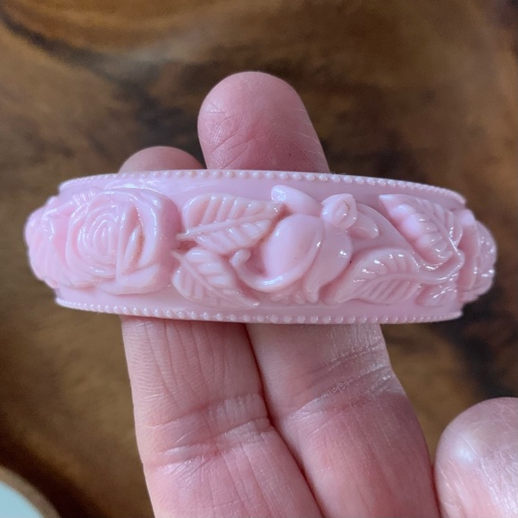 🔥5/$20🔥 Pink Vintage Plastic Bangle Bracelet with Raised Flowers. - Picture 4 of 6